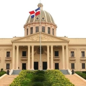Palacio Nacional with a Dominican flag on top, featuring a large dome and columns.